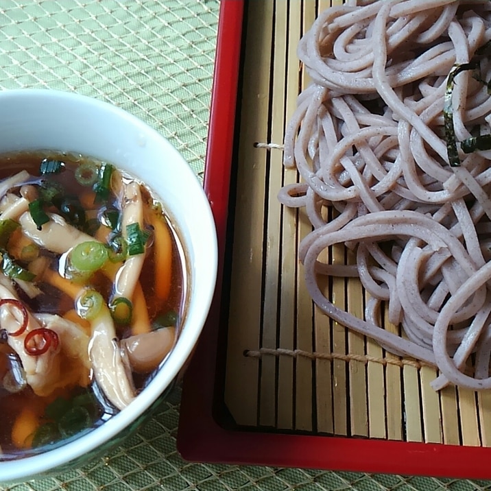 鶏肉としめじのピリ辛つけだれで食べるざる蕎麦